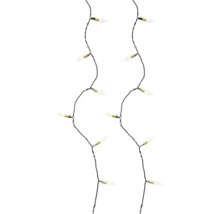 Kerstverlichting met kaarsvormige lampjes aan een donkergroene kabel voor de kerstboom.