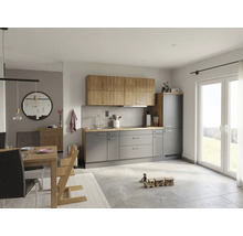 Moderne inbouwkeuken in grijs en eikenlook met eethoek, lichte tegelvloer en grote raampartij.
