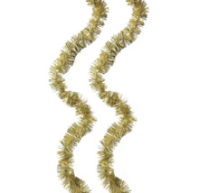 Gouden kerstslinger van lametta met warmwitte LED-lampjes in golfvorm voor kerstdecoratie.