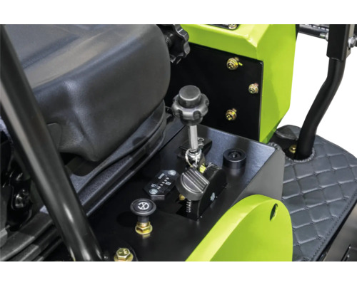 Detailweergave van de bedieningselementen van een bouwmachine met een hendel, een urenteller en een zitting.