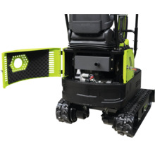 Minigraver met geopende motorkap, zicht op de motor en interne onderdelen, zwarte rubberen rupsbanden, groene beplating.