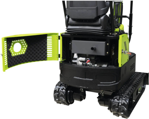 Minigraver met geopende motorkap, zicht op de motor en interne onderdelen, zwarte rubberen rupsbanden, groene beplating.