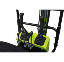 Bedieningspaneel van een minigraafmachine met zwarte bedieningshendels op een neongroene basis.