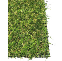 Kunstgras van groene en beige synthetische sprieten in detailopname.