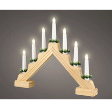 Houten kerstkandelaar met zeven witte kaarsen en kleine decoratieve kransen.