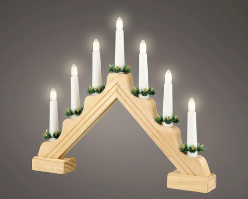 Houten kerstkandelaar met zeven witte kaarsen en kleine decoratieve kransen.