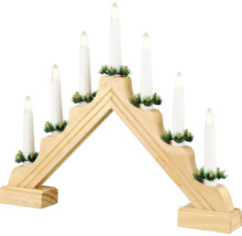 LED houten kerstkandelaar met zeven witte kaarsen en kunstmatige dennentakken.
