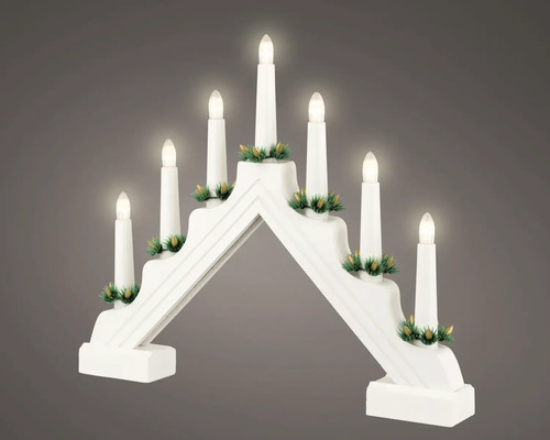 Witte 7-lichts LED-kandelaar met kaarsen en kleine groene kransjes aan de voet van elke kaars.