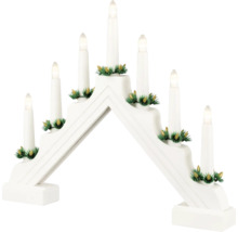 Witte houten LED kandelaar met zeven kaarsen en kunstkerstgroen voor kerstdecoratie.