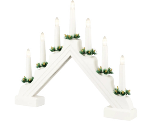 Witte houten LED kandelaar met zeven kaarsen en kunstkerstgroen voor kerstdecoratie.