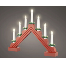 LED kandelaar van hout in rood met 7 kaarsen en groene versieringen.