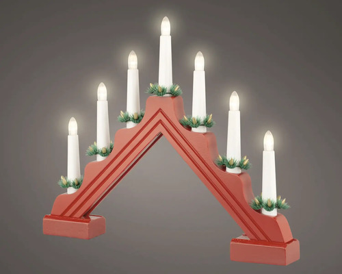 LED kandelaar van hout in rood met 7 kaarsen en groene versieringen.