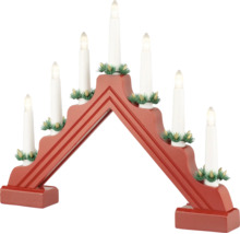 Rode houten kerstkandelaar met 7 elektrische kaarsen en groene dennendecoratie.