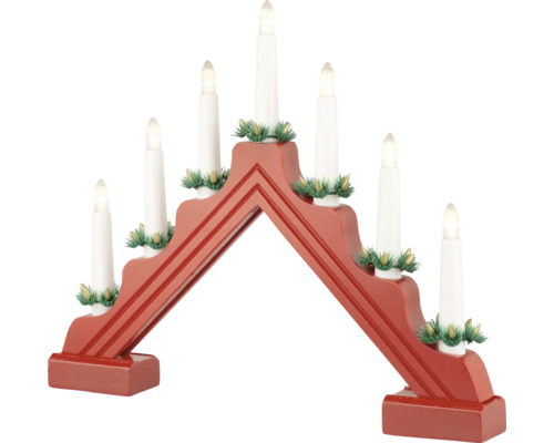 Rode houten kerstkandelaar met 7 elektrische kaarsen en groene dennendecoratie.
