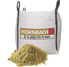 Hornbach Big Bag met een hoop fijnkorrelig materiaal zoals zand of substraat.