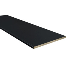 Vensterbank voor binnen van spaanplaat met een zwarte toplaag en afgeronde voorzijde.