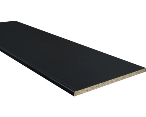 Vensterbank voor binnen van spaanplaat met een zwarte toplaag en afgeronde voorzijde.