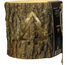Houten decoratielamp gemaakt van een boomstam met schors en een uitgesneden dennenboom.