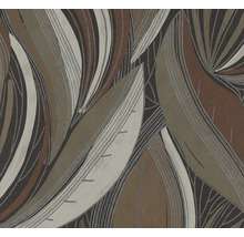 Vliesbehang met groot bladerpatroon in aardetinten en fijne lijnstructuur.