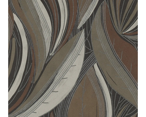 Vliesbehang met groot bladerpatroon in aardetinten en fijne lijnstructuur.