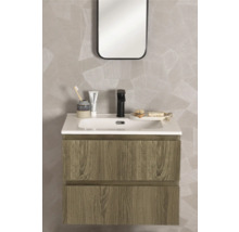 Modern wastafelmeubel in houtlook met witte wastafel, zwarte kraan en spiegel voor een wand met geometrisch patroon.