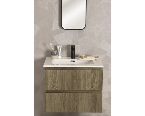 Modern wastafelmeubel in houtlook met witte wastafel, zwarte kraan en spiegel voor een wand met geometrisch patroon.