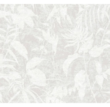 Vliesbehang met floraal bladerpatroon en gestructureerd oppervlak in lichte steenlook.