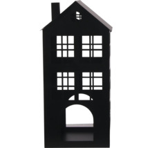 Zwarte metalen lantaarn in de vorm van een huis met meerdere vensters en een boogingang.