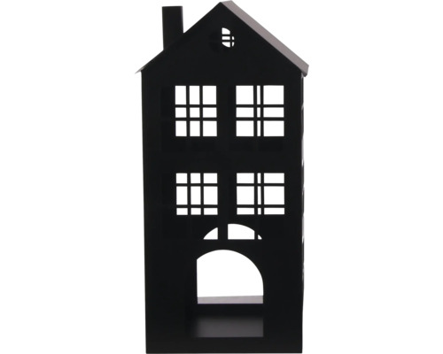 Zwarte metalen lantaarn in de vorm van een huis met meerdere vensters en een boogingang.