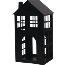 Zwarte metalen lantaarn in de vorm van een huis met vensteropeningen en een schoorsteen.
