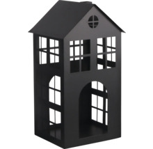 Zwarte decoratieve lantaarn in de vorm van een huis van metaal met vensteropeningen.
