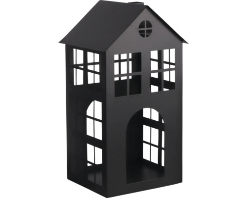 Zwarte decoratieve lantaarn in de vorm van een huis van metaal met vensteropeningen.