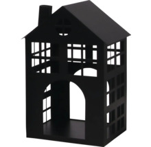 Zwarte lantaarn in de vorm van een huis van metaal met ramen en schoorsteen.