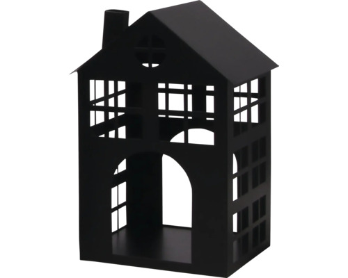 Zwarte lantaarn in de vorm van een huis van metaal met ramen en schoorsteen.