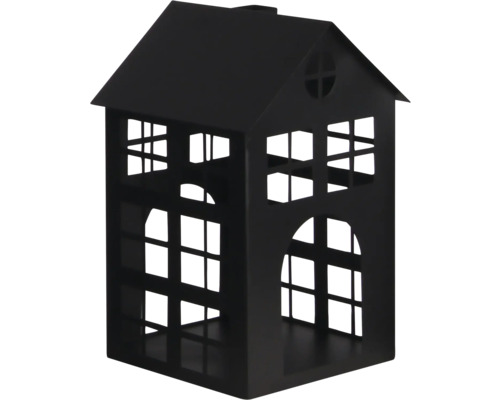 Zwarte metalen lantaarn in de vorm van een huis met decoratieve vensteropeningen voor binnen en buiten.
