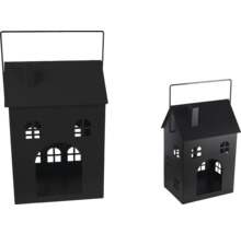 Set van twee zwarte metalen windlichten in de vorm van een huis met handvat en uitgesneden ramen.