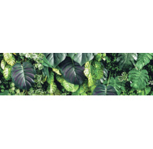 Kunstmatige plantenwand met verschillende tropische bladeren en grote Monstera-bladeren voor wanddecoratie.
