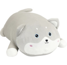Knuffeldier hond Shiba Inu van zacht grijs-wit materiaal in ronde kussenvorm.