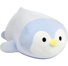Blauw-witte pinguïn knuffel van zacht materiaal in kussenvorm met een gele snavel.