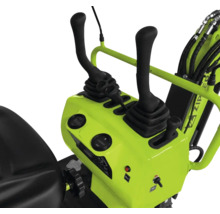 Bedieningspaneel van een Zipper minigraafmachine met joysticks, hendels en digitale displays.