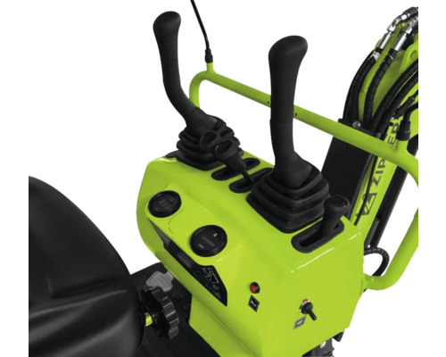 Bedieningspaneel van een Zipper minigraafmachine met joysticks, hendels en digitale displays.