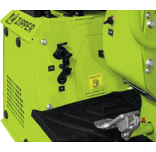 Detailopname van een Zipper bouwmachine met Zipper Logo, bedieningspaneel, choke, USB-poort en benzinetank-indicator.