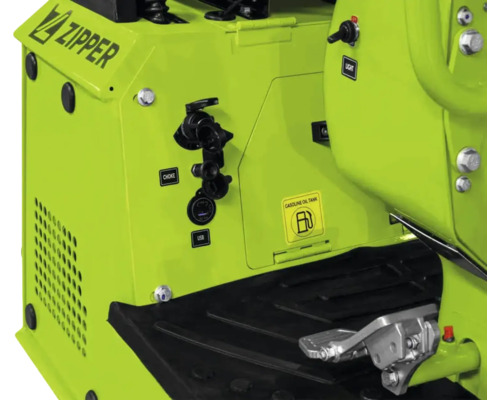 Detailopname van een Zipper bouwmachine met Zipper Logo, bedieningspaneel, choke, USB-poort en benzinetank-indicator.
