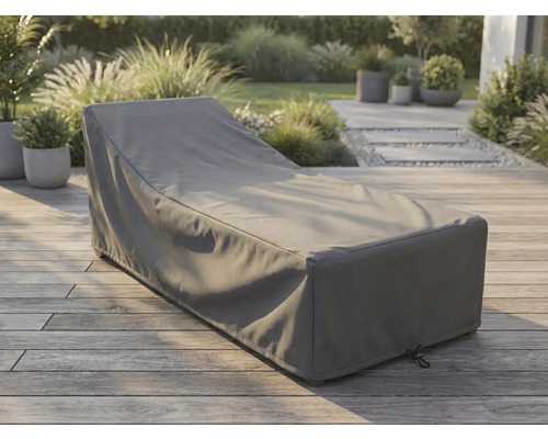 Grijze beschermhoes voor ligbed op een houten terras in een lichte, georganiseerde tuin.