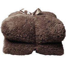 Opgevouwen, bruine teddy-woondeken van polyester met bijpassende strik.