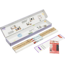 d-c-fix set met twee rollen plakfolie in houtlook, een witte rol, vouwsjabloon, rakel en cutter in een geopende verpakking.