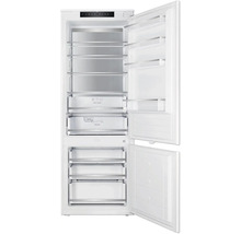 Inbouw koel-vriescombinatie met open deuren, glazen legplateaus, vershoudzone, chiller-lade en drie vriesladen.