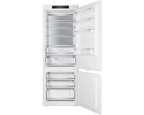 Inbouw koel-vriescombinatie met open deuren, glazen legplateaus, vershoudzone, chiller-lade en drie vriesladen.