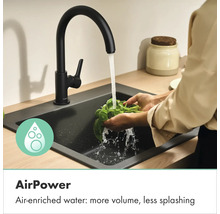 Persoon wast kruiden onder een keukenkraan met AirPower-technologie voor met lucht verrijkt water.