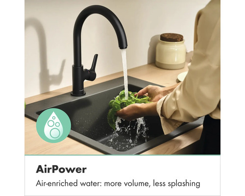 Persoon wast kruiden onder een keukenkraan met AirPower-technologie voor met lucht verrijkt water.